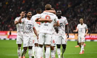 Bayern München besiegt Frankfurt 3:0