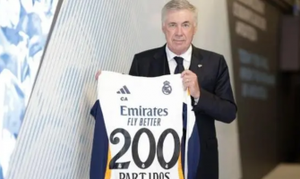 Ancelotti erhielt nach dem Spiel ein Erinnerungstrikot
