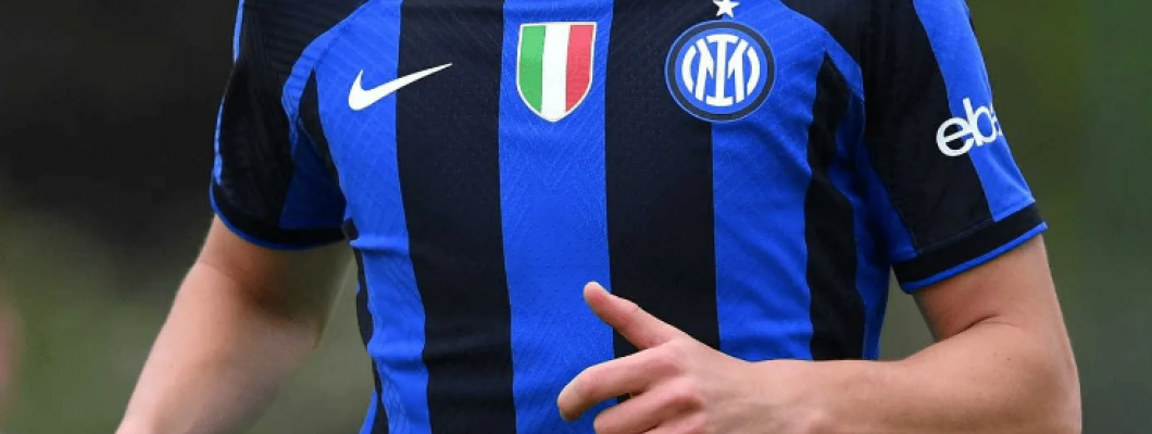 Schwarze und blaue Trikots sind erlaubt Schwarze und blaue Trikots sind erlaubt